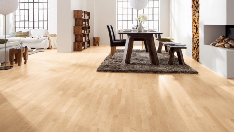 Пол в интерьере из клена